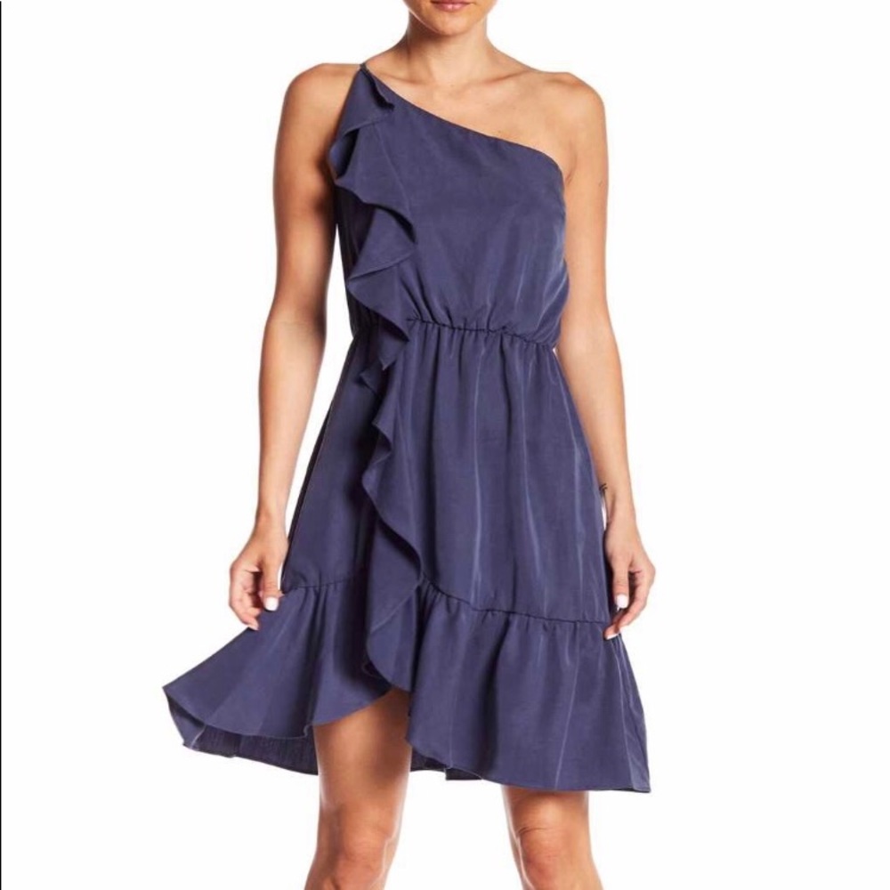 Ruffled one-shoulder dress in Navy Blue!